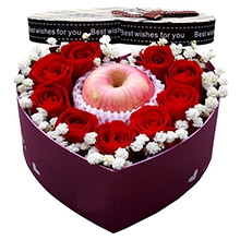 剩蛋快樂-9枝卡羅拉紅玫瑰、1個蘋果，外圍白色滿天星