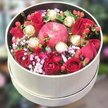 圣誕氣息-9枝紅玫瑰、6顆巧克力、1個蘋果，搭配粉色滿天星、紅豆