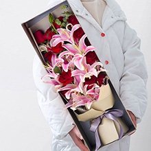 癡心有你-10枝紅玫瑰，9枝粉百合，搭配尤加利