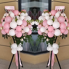 生意昌盛-16個粉氣球、22個白氣球，搭配粉玫瑰、龜背葉、綠葉