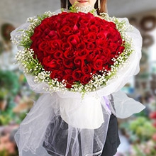 相知相守-99枝精品紅玫瑰，外圍白色滿天星、情人草
