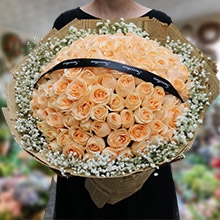 繽紛心情-99枝香檳玫瑰，外圍白色滿天星