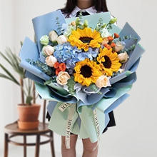 暖心陽光-3朵向日葵、1朵藍色繡球、9枝香檳玫瑰，搭配橙色泡泡、洋桔梗、尤加利葉