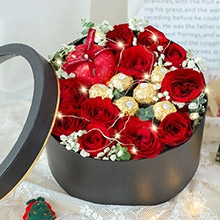 平安夜祝福-11枝卡羅拉紅玫瑰、1個蘋果、1條燈串、6顆費列羅巧克力，搭配白色滿天星，尤加利葉