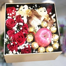 冬日暖陽-9枝紅玫瑰、9顆巧克力、1個蘋果、2只小熊，搭配滿天星