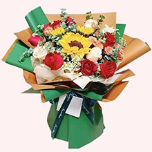 愛是陽光-12枝混搭玫瑰（7枝玫瑰，5枝戴安娜）、3朵向日葵、6支玫瑰泡泡，搭配洋甘菊、尤加利