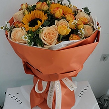 燦爛心情-9枝香檳玫瑰、2枝向日葵、3枝橙色多頭玫瑰，搭配尤加利葉、洋甘菊