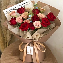 9枝卡布奇洛玫瑰、9枝紅玫瑰，搭配洋甘菊，配草；深咖啡色紙/牛皮紙，精美絲帶蝴蝶結