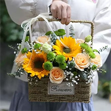 溫馨問候-11朵香檳玫瑰、2朵向日葵、足量雛菊，搭配白色滿天星、尤加利、綠色桔梗