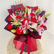 熱情如你-11朵紅色康乃馨、3枝多頭粉百合，搭配尤加利葉、紅豆