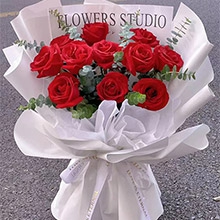 情人節之戀-11枝紅玫瑰，搭配尤加利葉