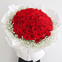 一眼心動-52枝卡羅拉紅玫瑰，外圍白色滿天星