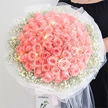 52枝粉玫瑰，外圍白色滿天星，1根串燈；白色韓素紙、白色網紗