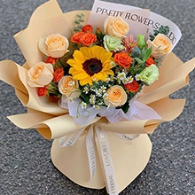 一舉奪魁-1朵向日葵、6朵香檳玫瑰、足量橙色泡泡，搭配洋甘菊、尤加利葉、綠色桔梗