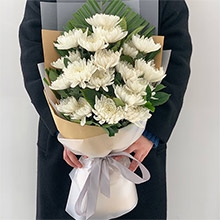 深情追思-19朵白菊花，搭配散尾葵葉、梔子葉