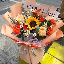 金榜題名-1朵向日葵、3朵香檳玫瑰、11朵橙色泡泡，搭配尤加利、洋甘菊