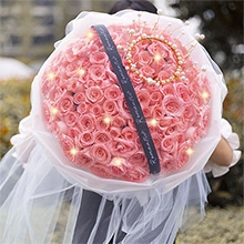 長相廝守-99枝戴安娜粉玫瑰，搭配1個隨機皇冠、一條串燈、1根絲帶