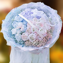 嬌艷欲滴-33枝噴色混搭玫瑰（11枝白玫瑰噴碎冰藍(lán)，11枝白玫瑰噴丁香紫，11枝白玫瑰噴香妃粉），搭配3個(gè)同色滿天星，1條絲帶，2個(gè)魚(yú)尾紗蝴蝶結(jié)