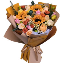 3朵向日葵+8朵香檳玫瑰+4朵戴安娜，搭配香檳色洋桔梗、白色洋桔梗、橙色泡泡、洋甘菊、尤加利葉；包裝外層咖啡色內襯白色霧面紙