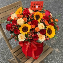 4朵向日葵+19朵混搭玫瑰（紅玫瑰+香檳玫瑰），搭配紅豆、尤加利葉，紅色抱抱桶