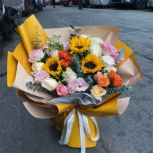 秋日爛漫-3朵向日葵+8朵香檳玫瑰+4朵戴安娜，搭配香檳色洋桔梗+白色洋桔梗+橙色泡泡+洋甘菊+尤加利葉混搭花束