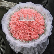 99枝戴安娜粉玫瑰，外圍白色滿天星，1個隨機(jī)皇冠；白色拖尾紗、白色包裝紙