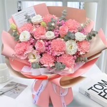 感恩陪伴-9朵粉色康乃馨+2朵粉玫瑰+7朵桔梗，搭配粉色滿天星、尤加利