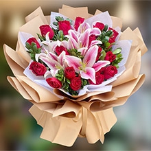 20枝紅玫瑰、2支多頭粉百合，搭配綠葉；牛皮紙圓形包裝，精美絲帶蝴蝶結