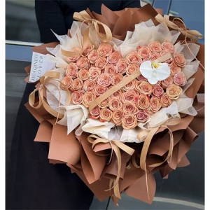 知性之美-52朵卡布奇諾玫瑰心形花束，遇見知性的你