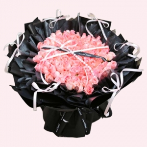 柔美優雅-99朵戴安娜粉玫瑰，搭配仿真珍珠串、絲帶、蝴蝶結