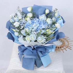 幸福美滿-3朵藍(lán)色繡球花+足量白色桔梗花，搭配白色滿天星、尤加利葉