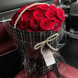 浪漫共繪-19朵紅玫瑰+仿真珍珠串，小香風，神秘的浪漫