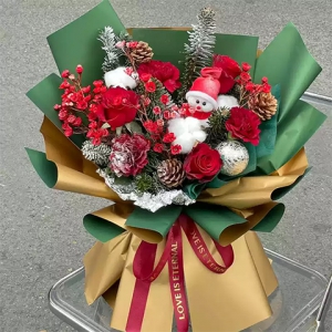 冬日戀歌-3枝紅玫瑰+3枝紅康乃馨+2只圣誕公仔，搭配松果，棉花，諾貝松等