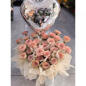 邂逅美好-33朵卡布奇諾玫瑰+1個氣球，抱抱桶