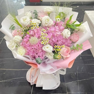 驛動(dòng)的心-2朵粉繡球+6朵粉雪山+1朵白玫瑰；搭配洋甘菊，白桔梗，尤加利葉，水仙百合