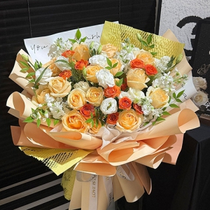 橙香漫語-16朵香檳玫瑰，搭配足量白桔梗、橙色泡泡、紫羅蘭、情人草、尤加利葉等
