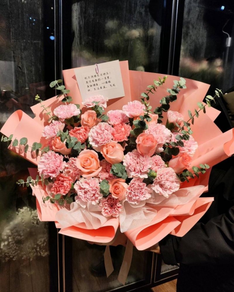 8枝粉玫瑰，25枝粉色康乃馨搭配尤加利葉+1條燈串