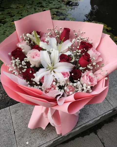 19朵紅粉玫瑰+1支白百合