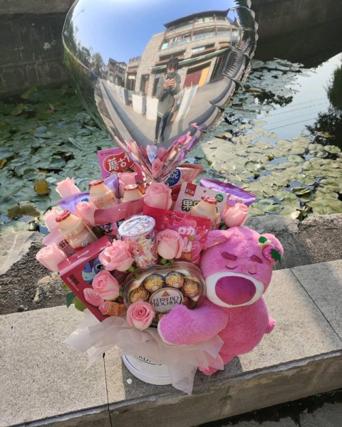 14包零食抱抱桶+草莓熊氣球+巧克力