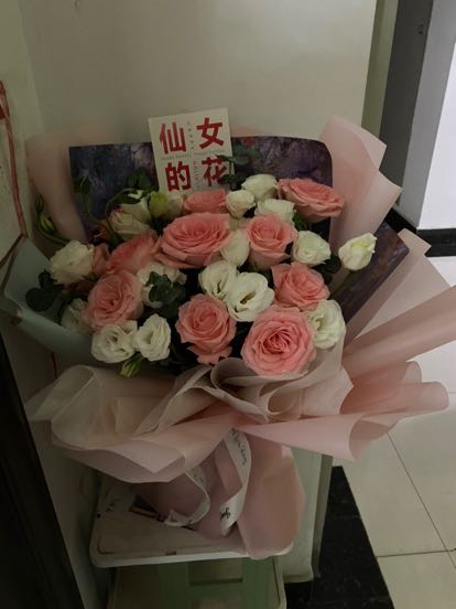 11朵粉玫瑰+白色桔梗豐滿混搭花束搭配尤加利葉，紫色小雛菊