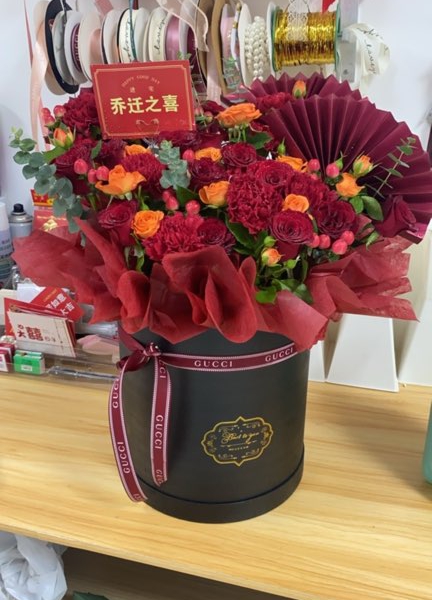 33朵紅玫瑰紅康乃馨混搭鮮花抱抱桶