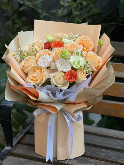 11朵香檳+橙色泡泡+洋桔梗+洋甘菊+噴泉草混搭玫瑰花束