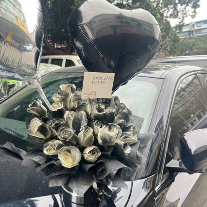 33朵黑騎士抱抱桶兩個銀色心型氣球一個黑色心型氣球