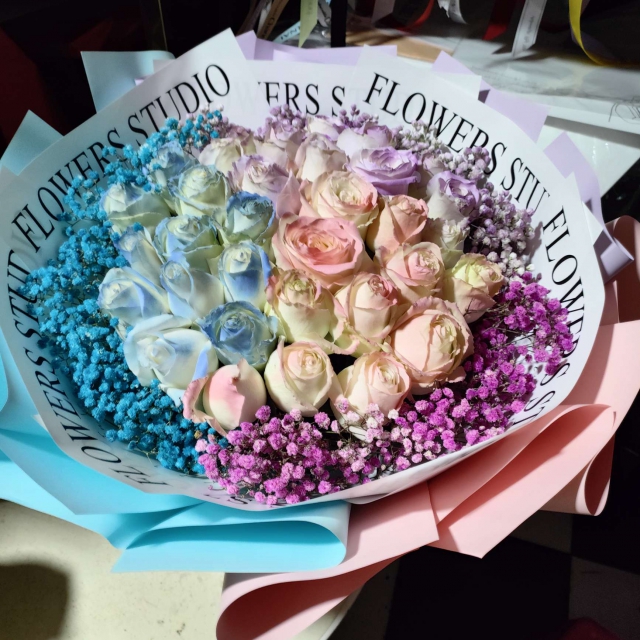 33支三色玫瑰滿天星