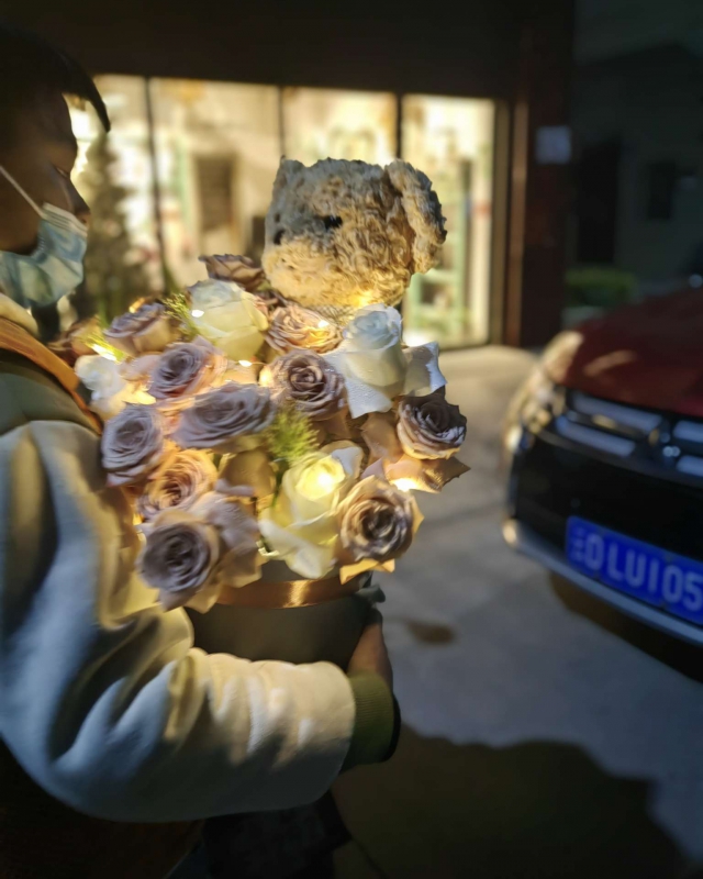 19朵香檳玫瑰+白桔梗混搭