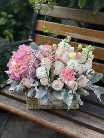 粉繡球1粉雪山15白色乒乓菊3桔梗8搭配多頭康乃馨銀葉菊尤加利葉