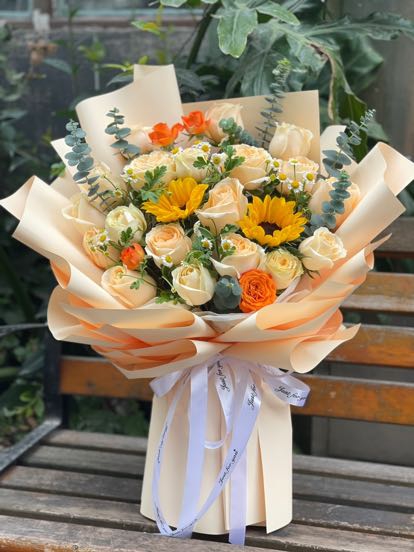 19朵香檳玫瑰2朵向日葵搭配泡泡洋甘菊尤加利葉