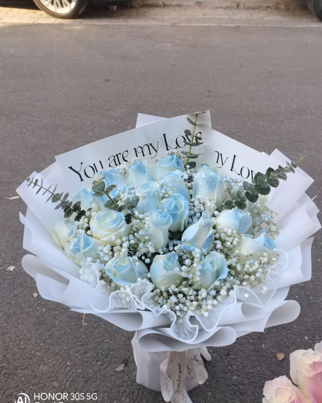21朵碎冰藍玫瑰韓式花束+碎冰藍滿天星+尤加利葉珍珠紗