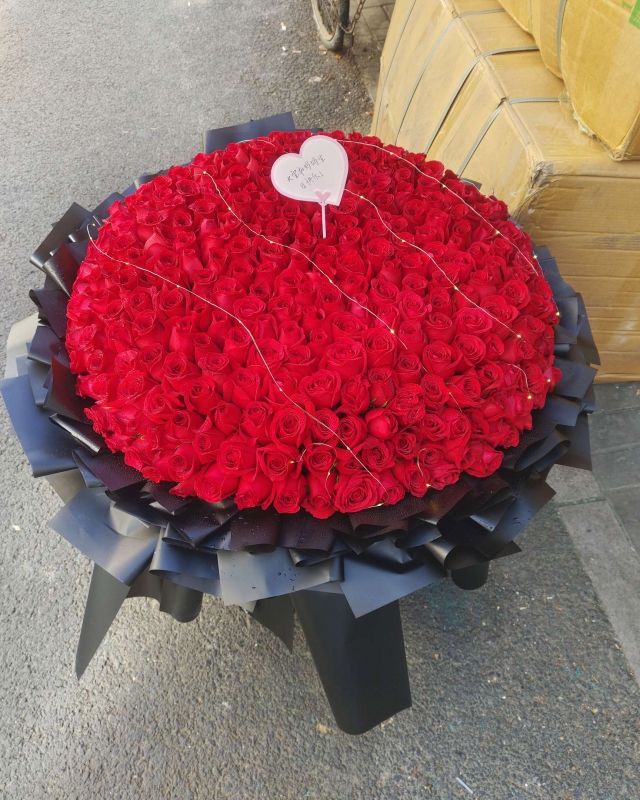 99朵紅玫瑰花束，一圈滿天星黃鶯草