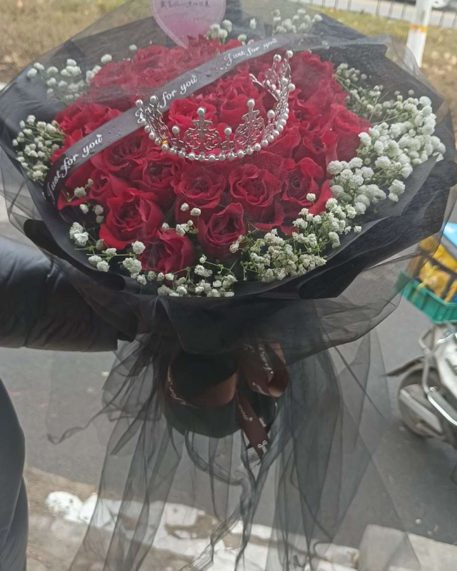 19枝卡羅拉紅玫瑰搭配白色滿天星1個珍珠皇冠白色棉紙搭配黑色防水紙黑網紗